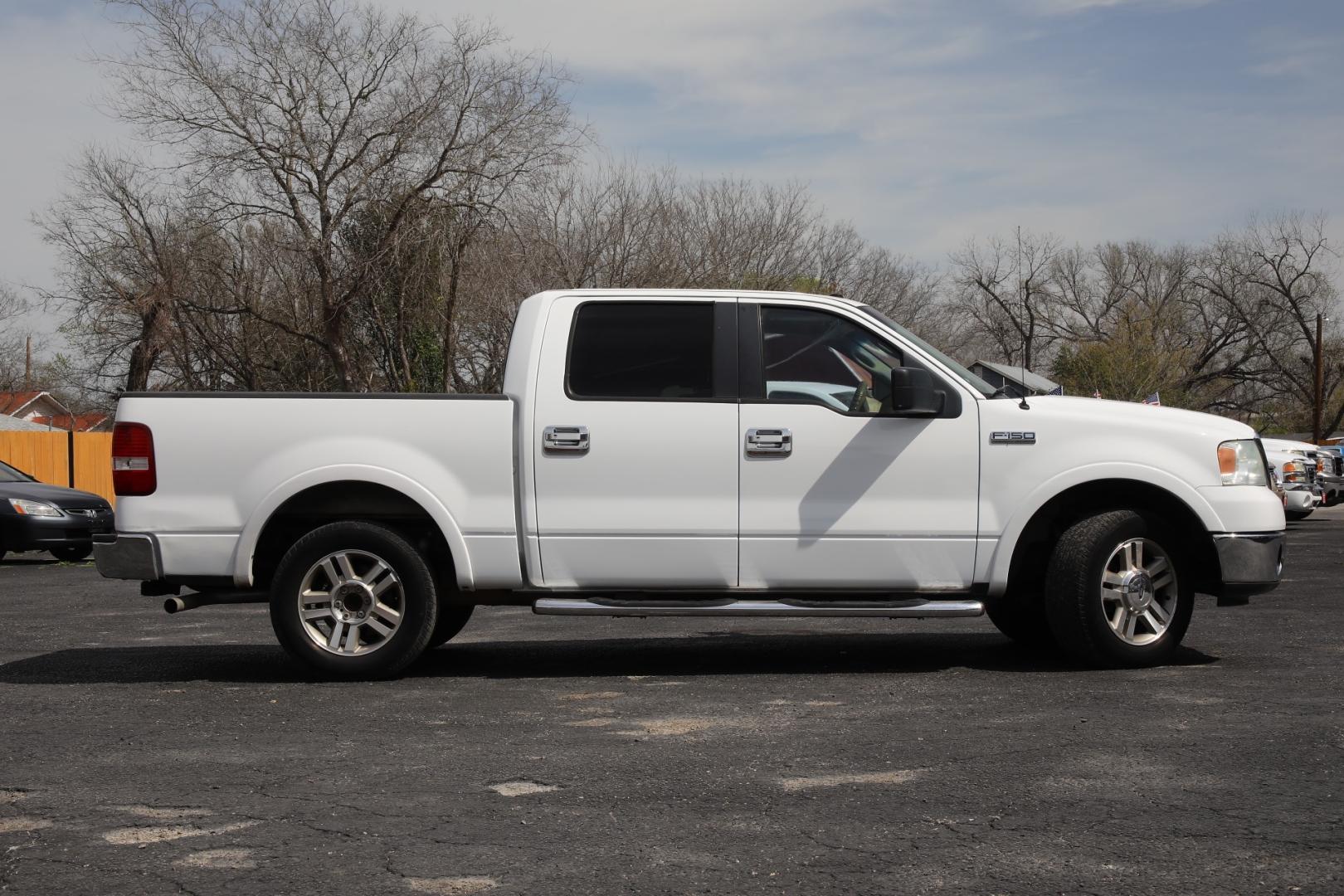 2008 WHITE FORD F-150 Lariat SuperCrew 2WD (1FTPW12V68F) with an 5.4L V8 SOHC 24V FFV engine, 4-SPEED AUTOMATIC transmission, located at 420 E. Kingsbury St., Seguin, TX, 78155, (830) 401-0495, 29.581060, -97.961647 - Photo#3